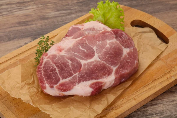 Bistecca di maiale cruda su tavola di legno — Foto Stock