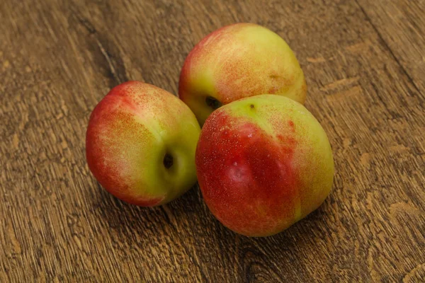 Süße leckere frische reife Aprikosen — Stockfoto