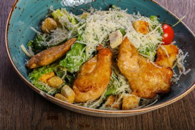 Tavuklu Sezar salatası