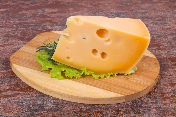 掲示板に Maasdam チーズ サラダの葉を提供しています — ストック写真
