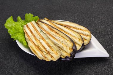 Kabın içinde ızgara patlıcan