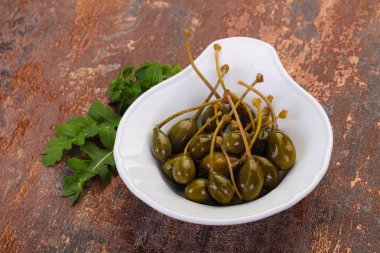 Kabın içinde turşu Capersberries