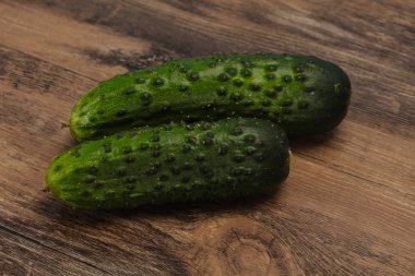 Olgun taze yeşil iki salatalık