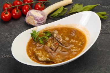 Sığır eti ile Kafkas kharcho çorbası