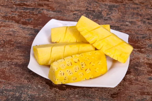 In Scheiben geschnittene süße reife leckere Ananas — Stockfoto