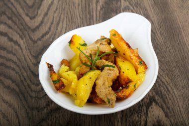 Domuz eti ile kızarmış patates