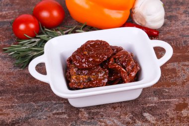 Zeytinyağlı kase kuru domates