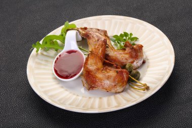 Kavrulmuş tavşan bacaklar