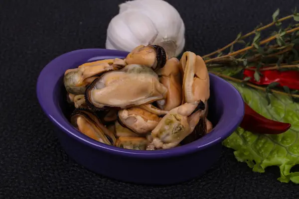 Moules marinées dans le bol servi poivre, ail et salade — Photo