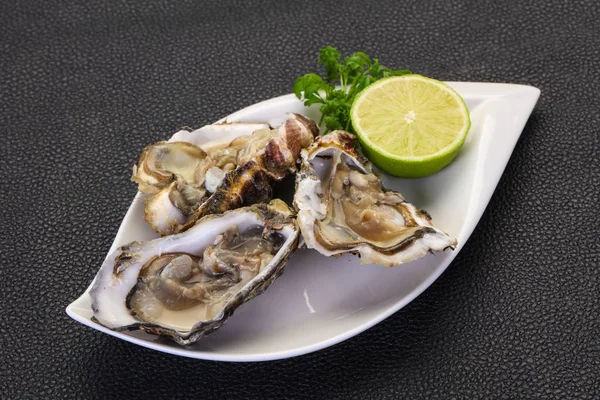 Oysters with lime and parsley — Stock Photo, Image