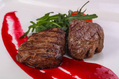 Böğürtlen soslu biftek.