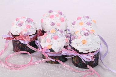 Krema ile Paskalya geleneksel kek kulich