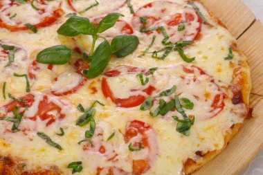 Domates ve peynirli pizza.