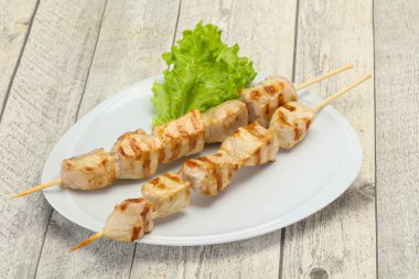 Izgara domuz şiş salata servis