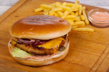 Burger tavuk, peynir ve kırmızı soğan