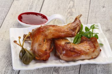 Kavrulmuş tavşan bacaklar