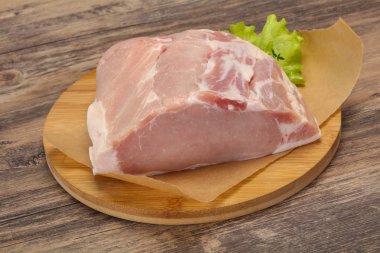 Pişirmek için çiğ domuz eti.