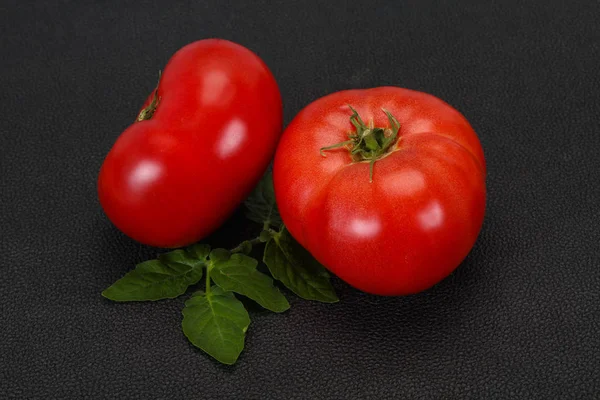 Tomate maduro sobre fondo de madera — Foto de Stock