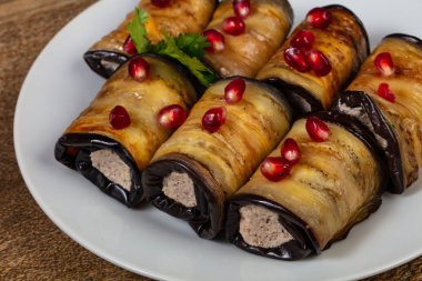 Doldurulmuş patlıcan rulo