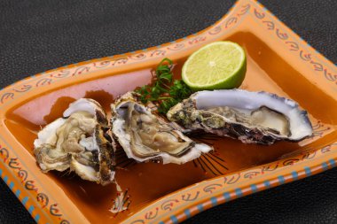 İstiridye kireç ve maydanoz ile