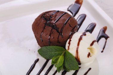 Dondurma ile lezzetli sıcak Muffin