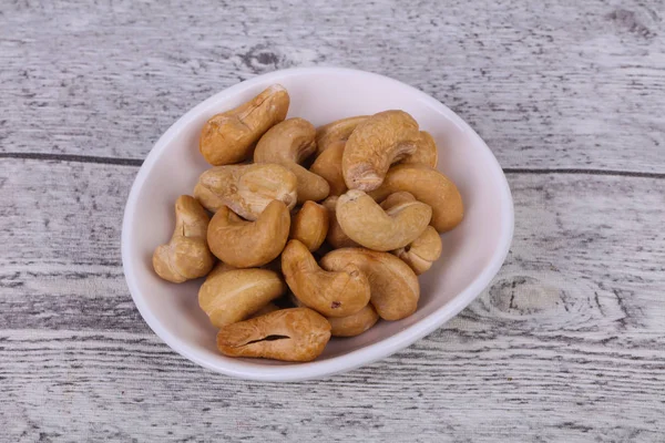 Cashewnüsse häufen sich in der Schüssel — Stockfoto