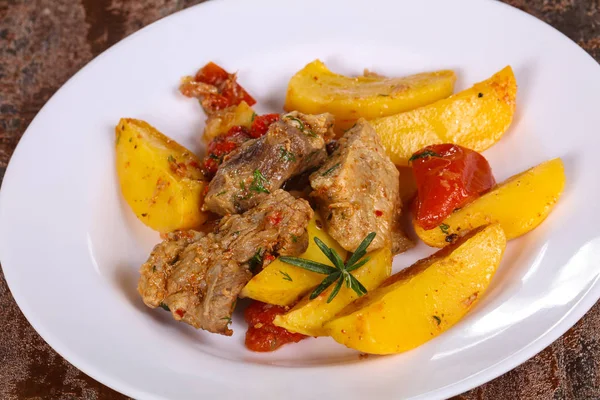 Carne de porco assada com potao e tomate — Fotografia de Stock