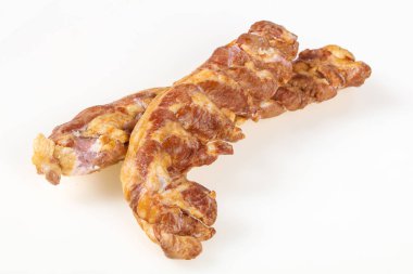 Beyaz arka planda Füme domuz eti