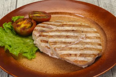 Kumato ile ızgara ton balığı bifteği