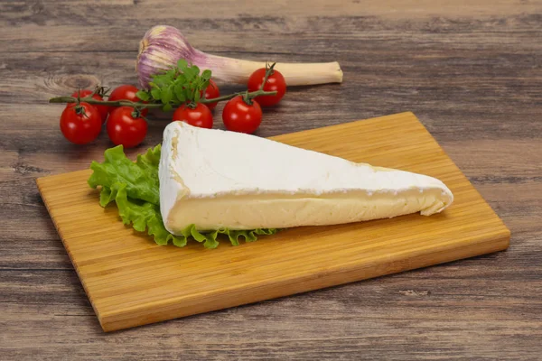 Brie cheese triangle served salad — Stock Photo, Image