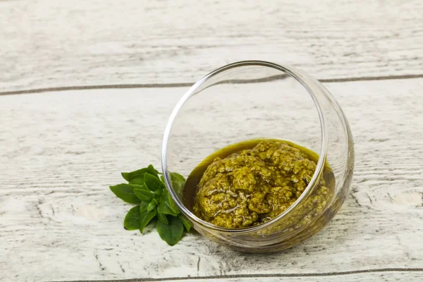 Fesleğen sosu Pesto