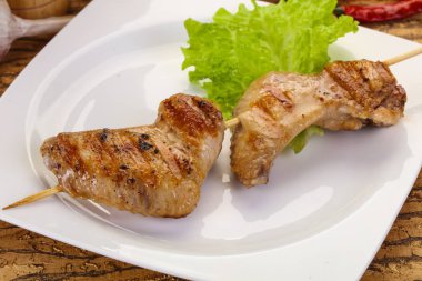 Tavuk kanatları şiş