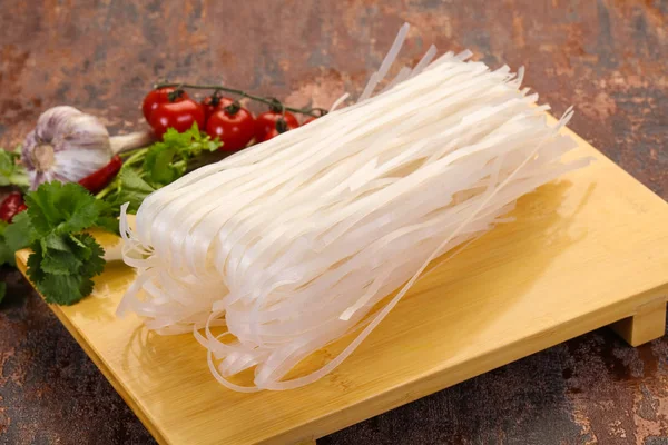 Raw rice noodles — Stock Photo, Image