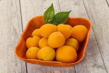 Olgun lezzetli tatlı kayısı yığını