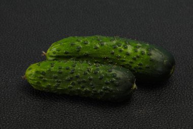 Olgun taze yeşil iki salatalık