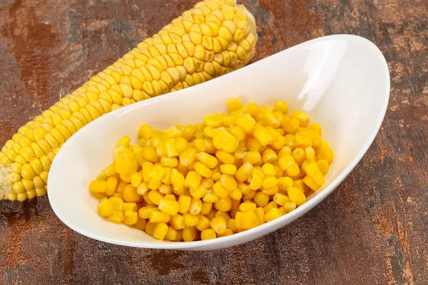 Semillas de maíz jóvenes en el bowl — Foto de Stock