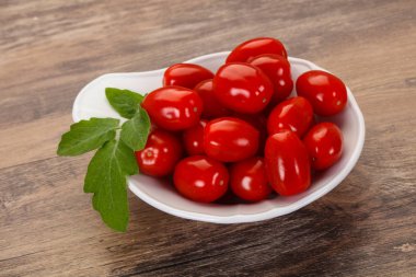 Kase kırmızı kiraz domates