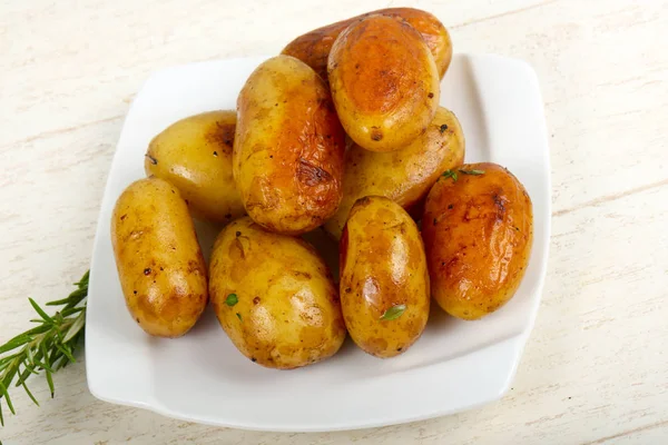 Молодой печёный картофель — стоковое фото