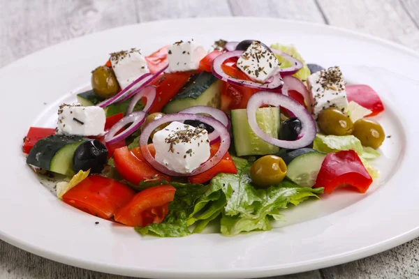 Salade grecque traditionnelle au fromage feta — Photo