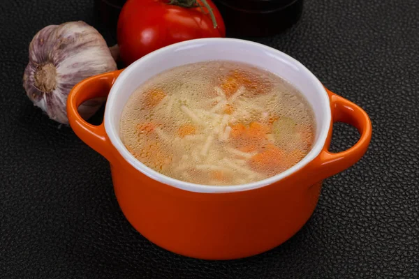 Куриный суп с лапшой — стоковое фото