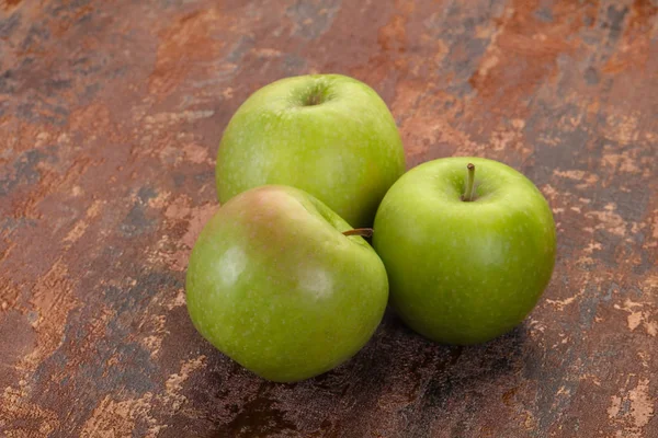 Grüner reifer Apfel — Stockfoto