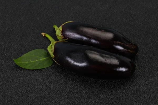 Mogen välsmakande aubergine över trä bakgrund — Stockfoto