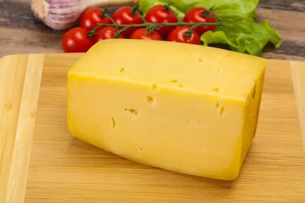 Twardy żółty smaczny ser cegły — Zdjęcie stockowe