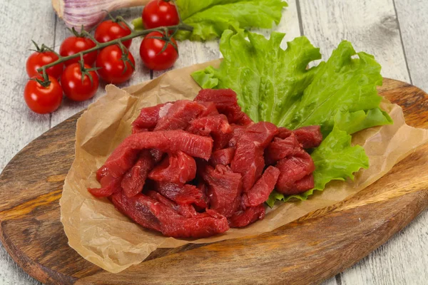 Rauw rundvlees gesneden voor het koken — Stockfoto
