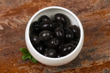 kabın içinde Siyah Zeytin