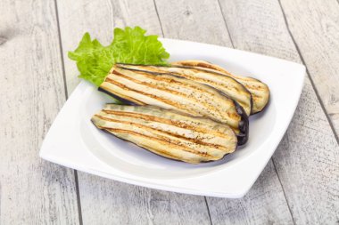 Kabın içinde ızgara patlıcan