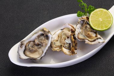 İstiridye kireç ve maydanoz ile