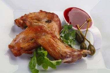 Kavrulmuş tavşan bacaklar