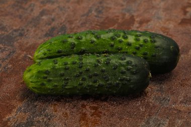 Olgun taze yeşil iki salatalık