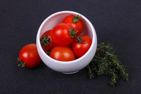 Вишневый помидор в миске — стоковое фото